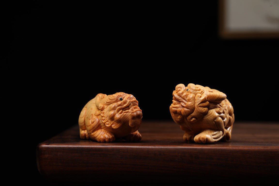 A pair of hand-held items carved from thuja to play with a Pixiu. A men's Pixiu pendant to attract wealth.