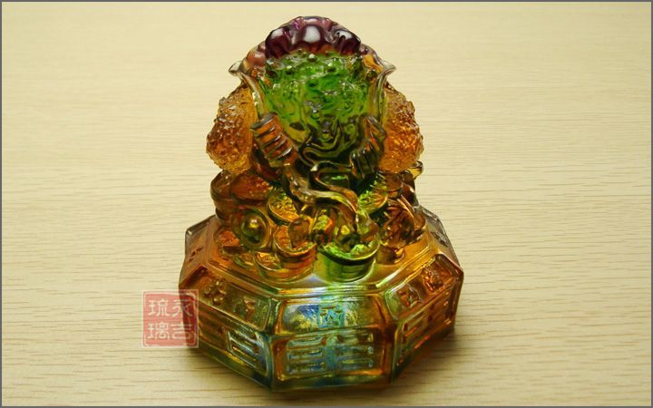 Eight directions to bring wealth three-legged golden toad fortune ornaments shop town house shop prosperous wealth living room gathering wealth glass toad crystal