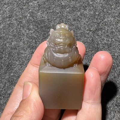 Natural Brazilian agate, exquisitely carved with a unicorn seal, tea pet ornaments