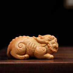 A pair of hand-held items carved from thuja to play with a Pixiu. A men's Pixiu pendant to attract wealth.