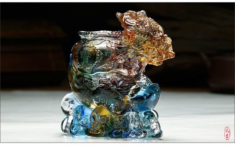 Eight directions to bring wealth three-legged golden toad fortune ornaments shop town house shop prosperous wealth living room gathering wealth glass toad crystal