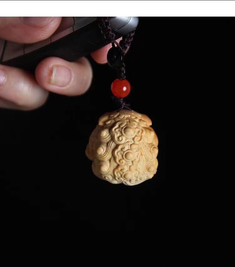 Thuja boxwood handle piece Pixiu wood carving fortune-bringing Pixiu holding a ball and answering every request car keychain pendant