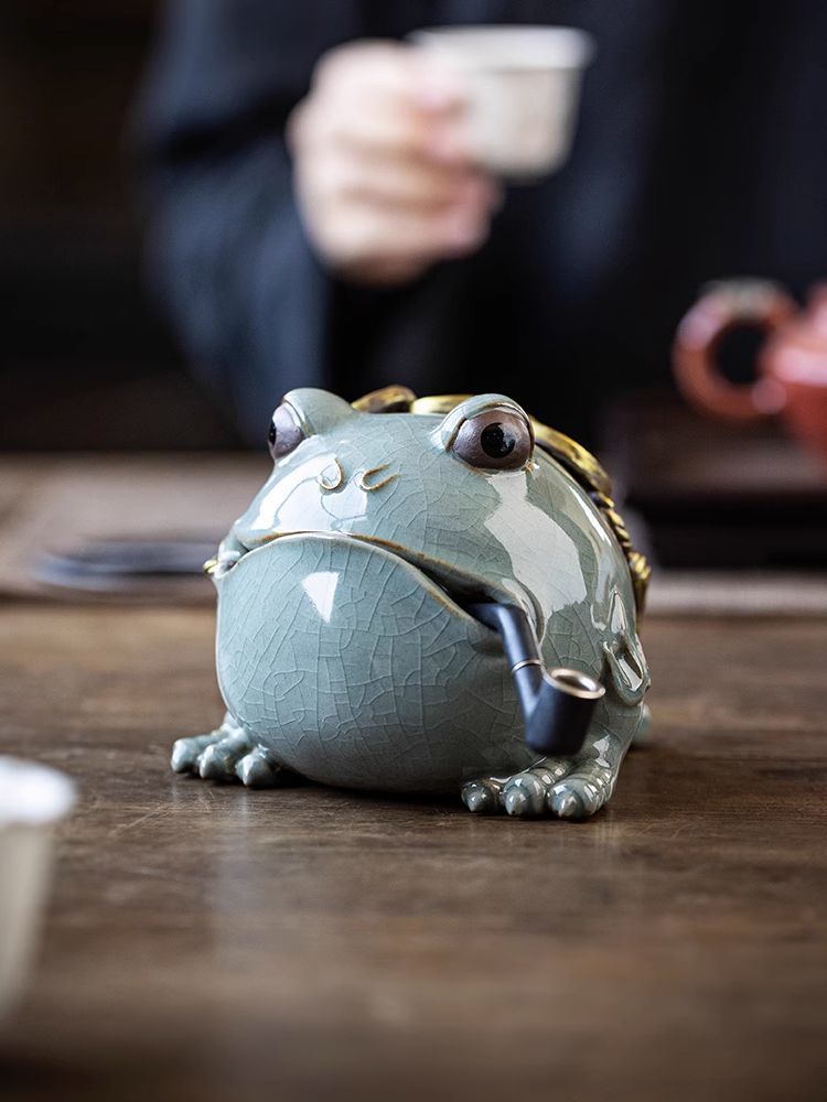 Creative ceramic three-legged Geyao golden toad tea pet can raise toad home fortune ornaments tea room tea table desktop decoration