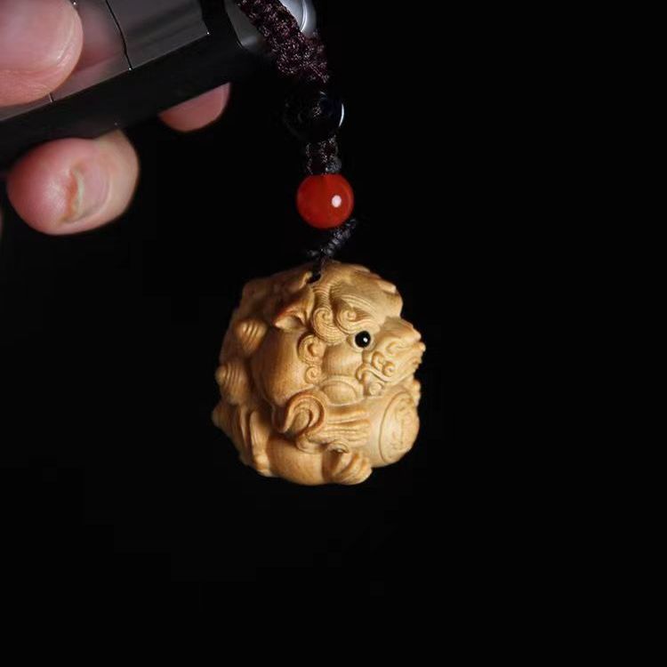 Thuja boxwood handle piece Pixiu wood carving fortune-bringing Pixiu holding a ball and answering every request car keychain pendant