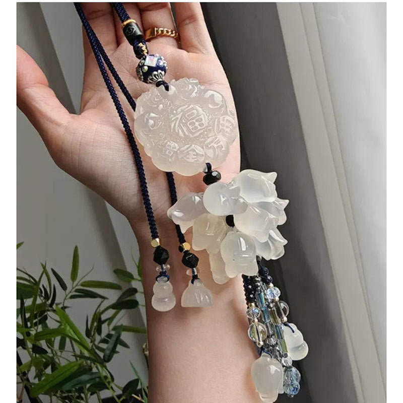 High-end car pendant gray chalcedony agate three sheep Kaitai Qilin Ping An Fu rearview mirror pendant car interior accessories