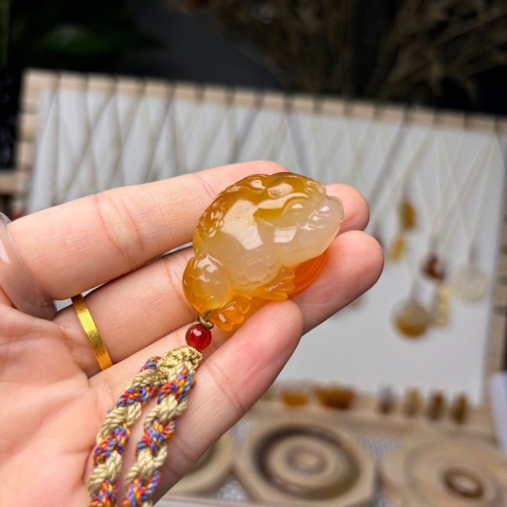 Natural horse material chalcedony agate small golden toad for fortune and wealth unisex small charm